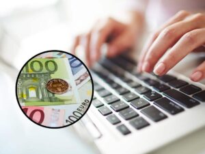 sfondo mani digitano al pc e tondo con banconote e monete euro
