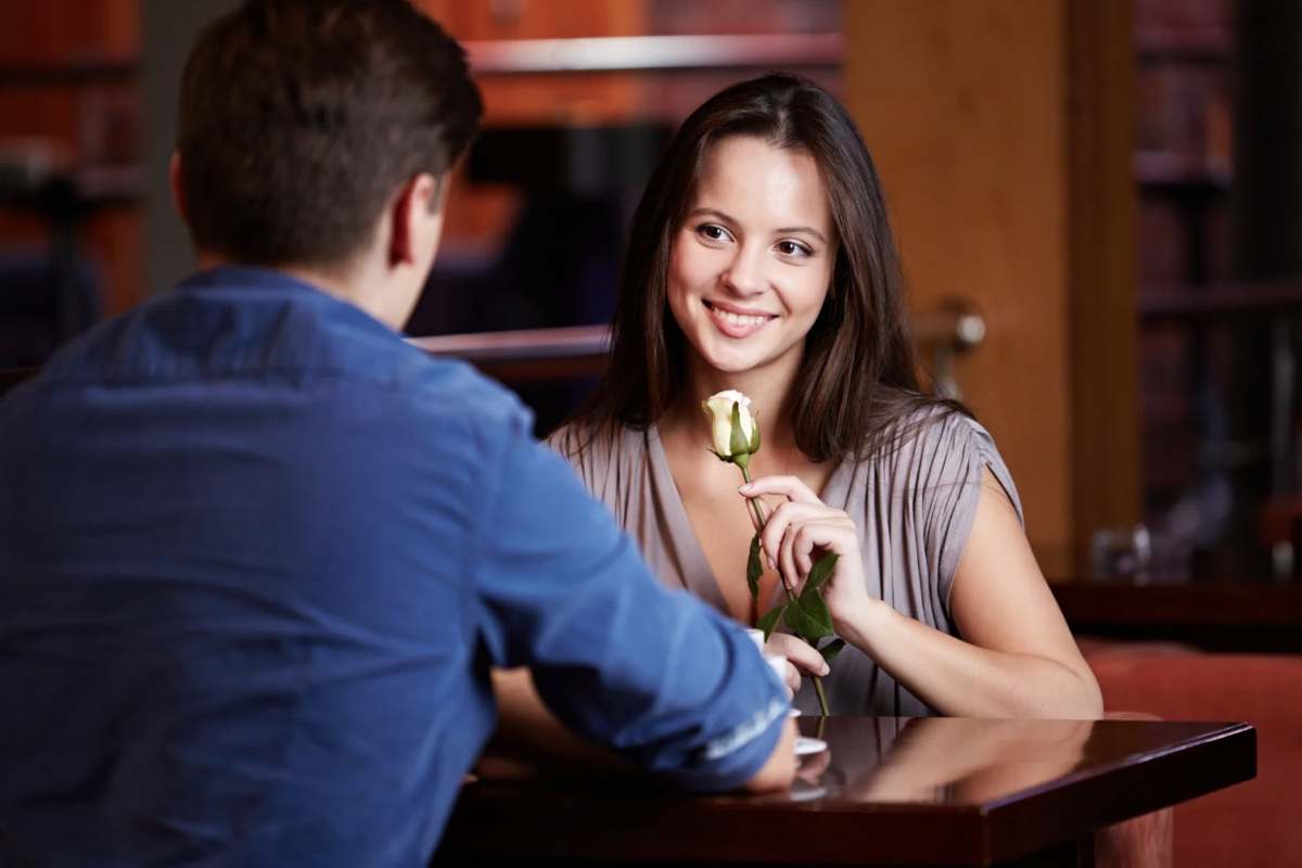 Coppia che mangia al ristorante