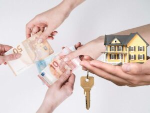 sfondo scambio di banconote euro tra mani e miniatura casetta con chiavi in mano