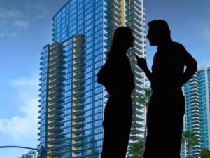 sfondo condominio e due ombre di persone che litigano