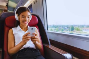 Donna che ascolta musica in treno