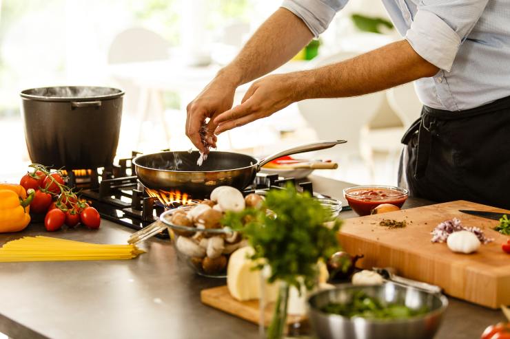 Persona che cucina