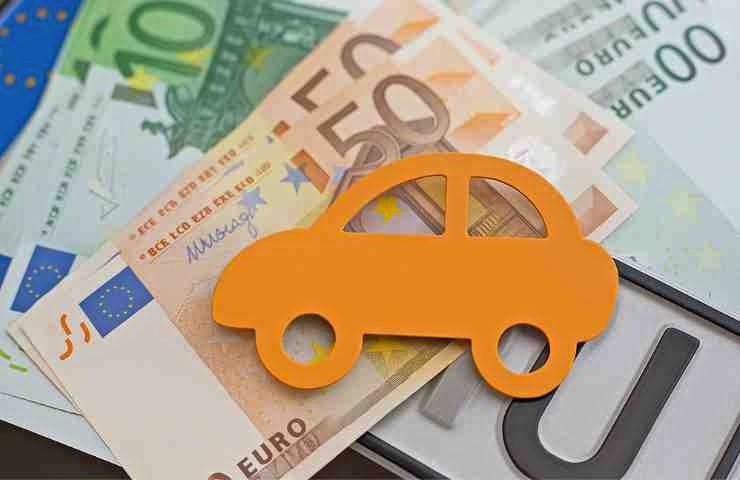 Modello auto su banconote in euro