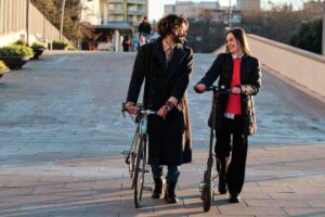 Amici con bici e monopattino