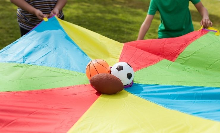 Bambini giocano centro estivo