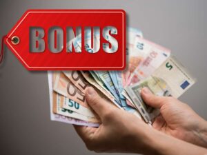 Uomo tiene in mano banconote cartellino bonus