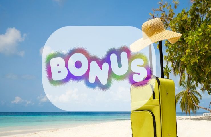 Scritta Bonus su spiaggia con valigia e cappello