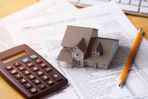 Modello casa su modulo detrazione fiscale e calcolatrice