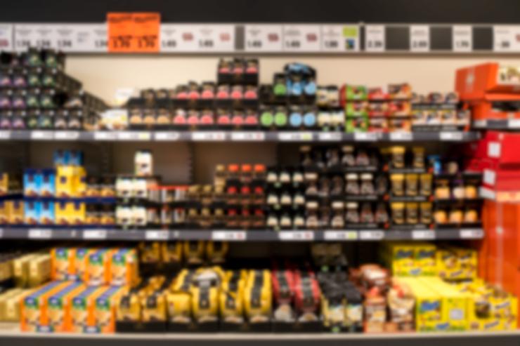 Scaffale del caffè al supermercato