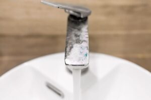 Calcare e rubinetto