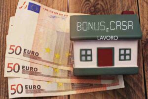 Modello casa e banconote con scritta bonus casa e lavoro