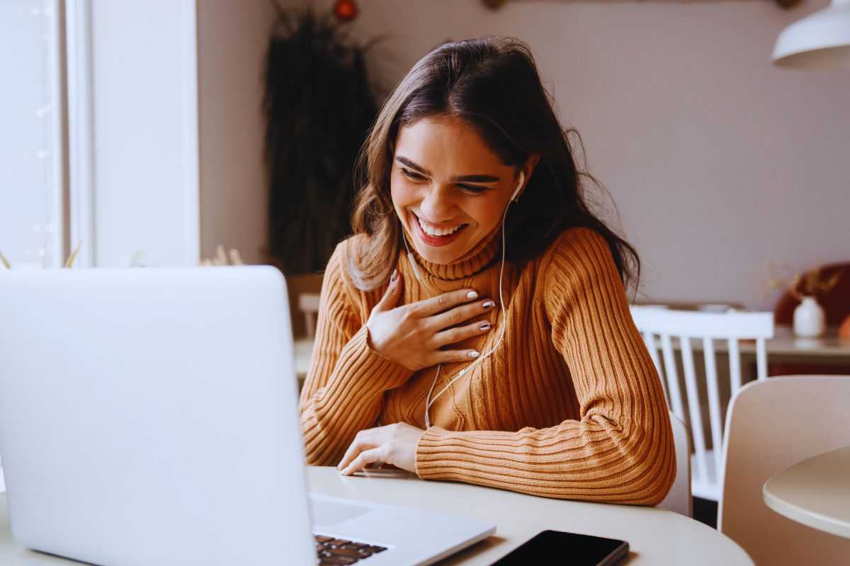 Ragazza sorridente in videochat