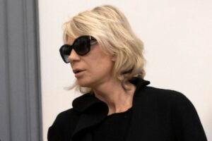 Maria De Filippi triste con gli occhiali scuri