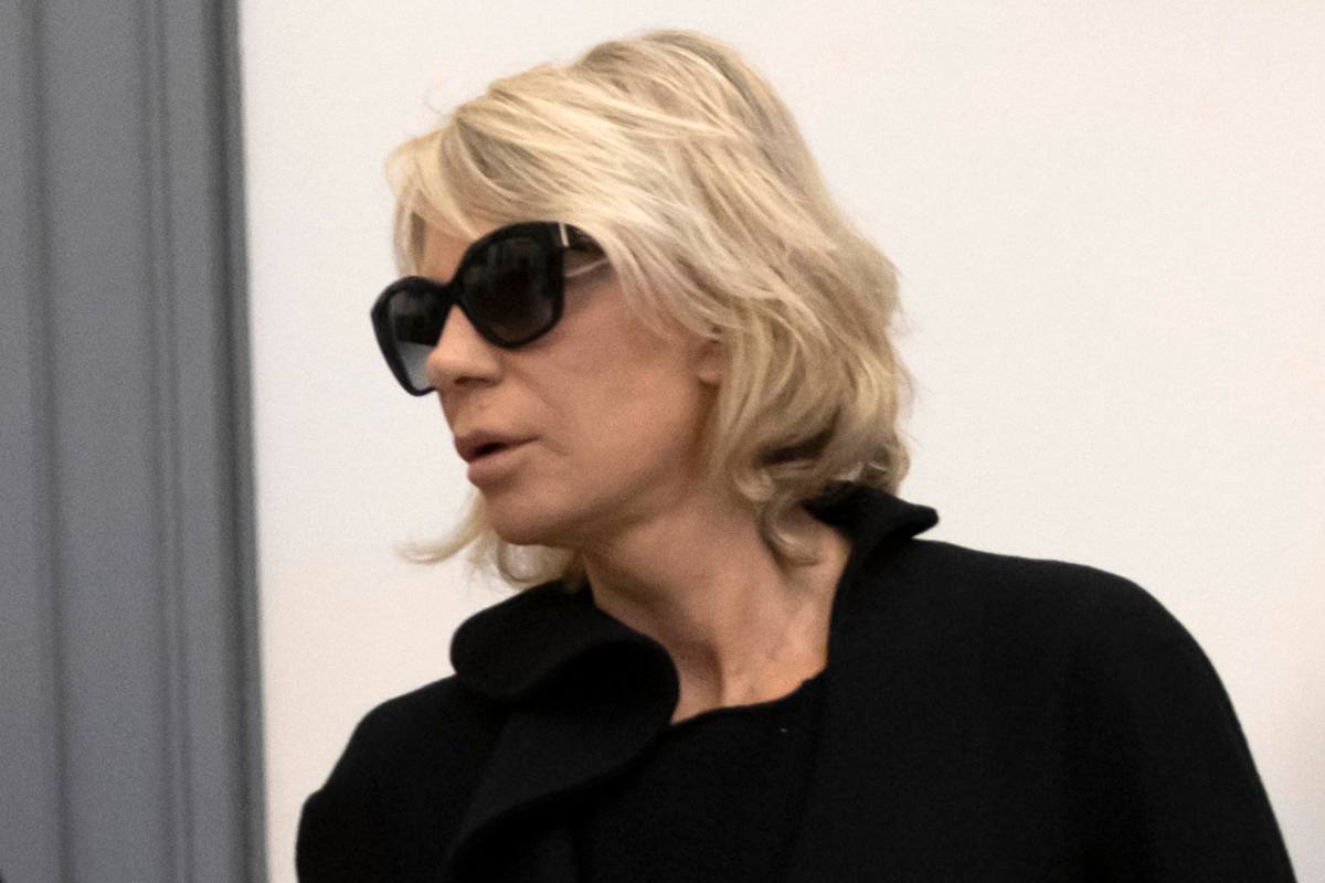 Maria De Filippi triste con gli occhiali scuri