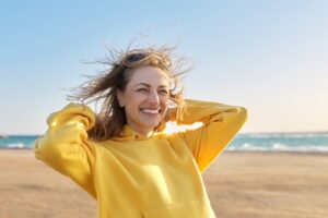 Donna sorridente sulla spiaggia