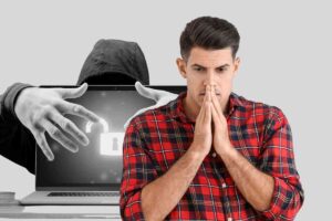 Uomo preoccupato con alle spalle un hacker