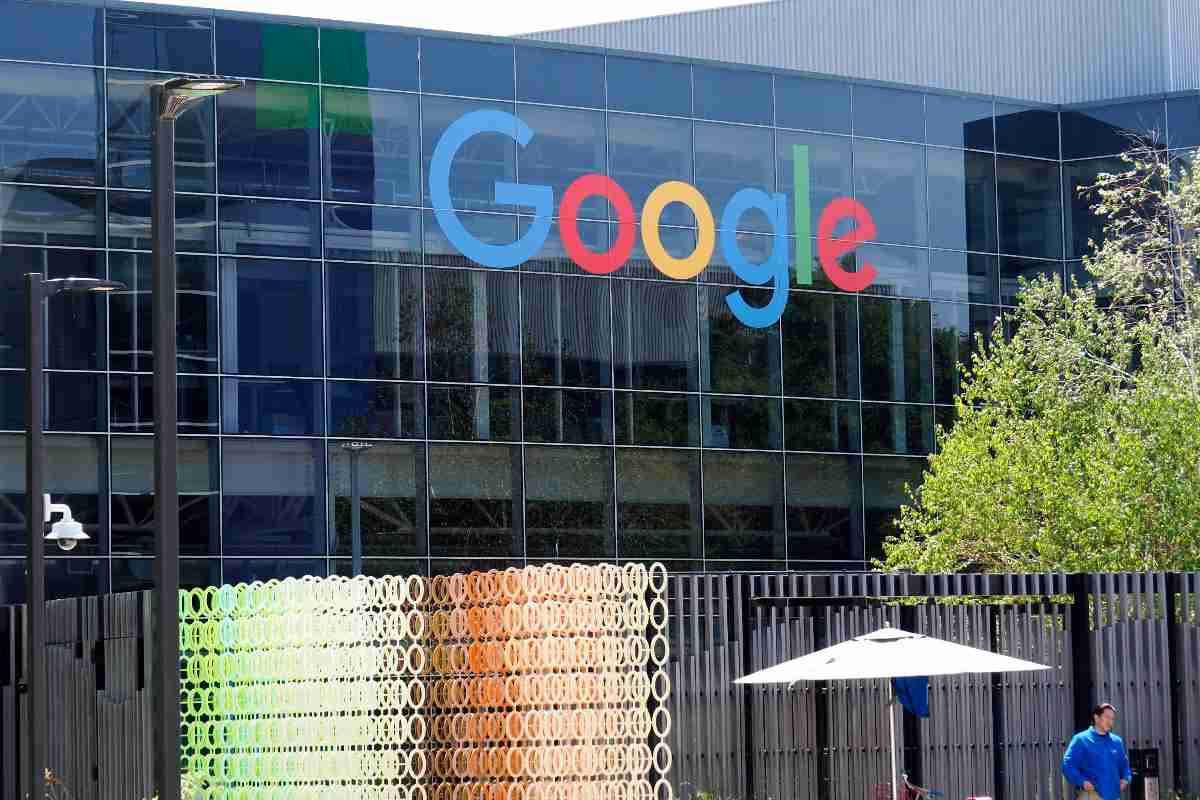 Google, giro di vite sui dispositivi Android: addio libertà?
