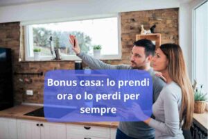 Coppia esamina la casa e scritta Bonus casa 2025