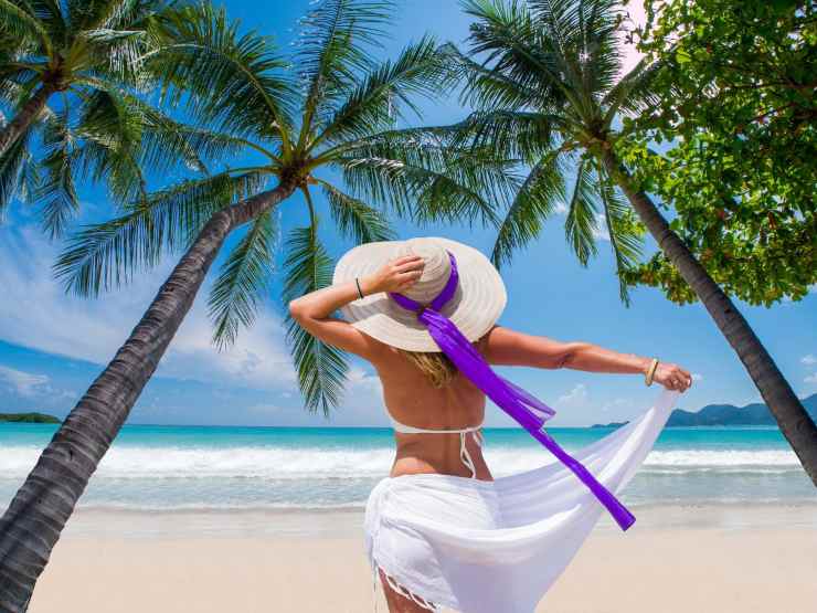 ragazza in spiaggia di spalle