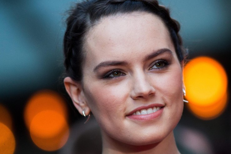 Primissimo piano dell'attrice Daisy Ridley