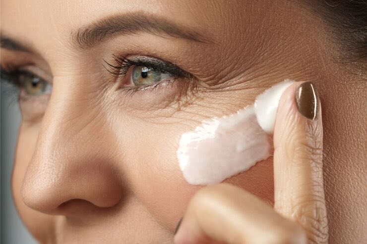 Donna che spalma una crema in viso