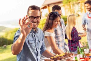 Amici fanno barbecue
