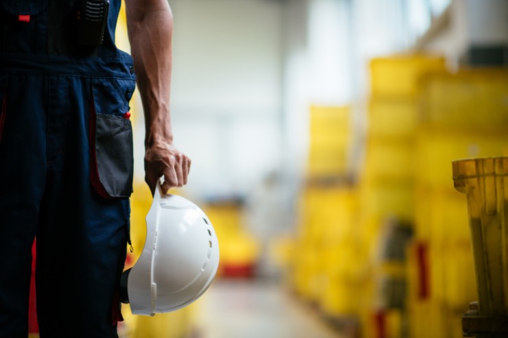 Lavoratore con casco in mano