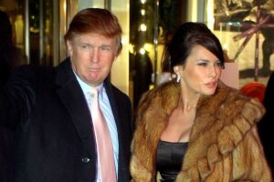 Donald Trump in giacca e cravatta insieme a Melania con pelliccia