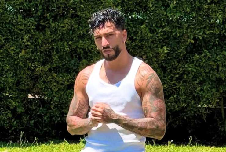 Davide Greco nel giardino di casa sua