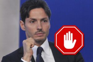 Pier Silvio Berlusconi e segnale mano alzata