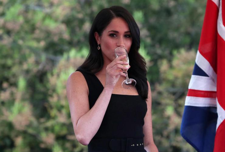 Meghan mentre beve il vino
