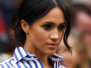 Primo piano di Meghan con espressione seria