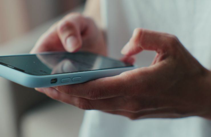 Persona che utilizza il cellulare 
