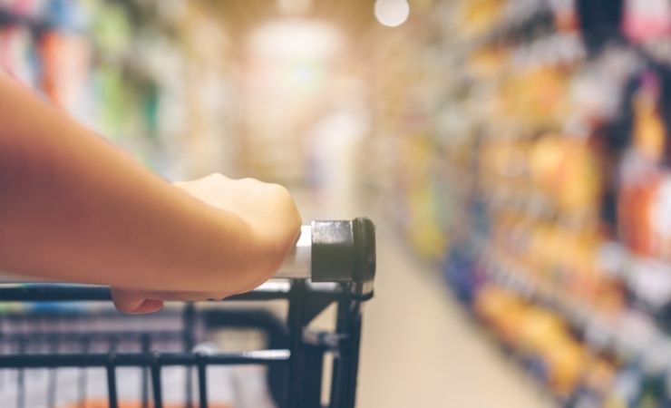 Donna con carrello spesa supermercato
