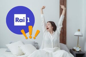 Donna che si sveglia, logo Rai 1 ed esclamativi