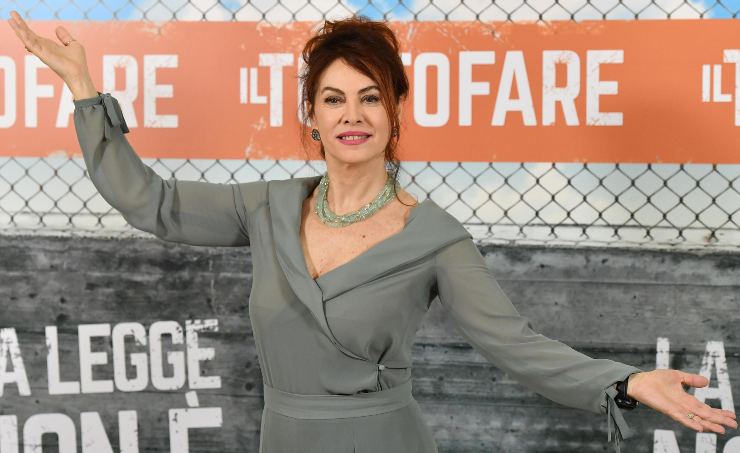 Elena Sofia Ricci sorridente con braccia spalancate a un evento