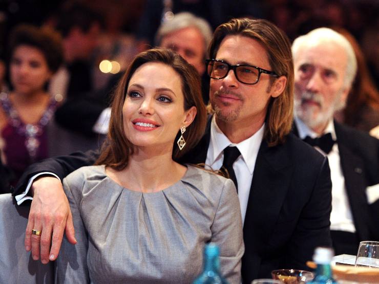 Angelina Jolie e Brad Pitt seduti a un tavolo