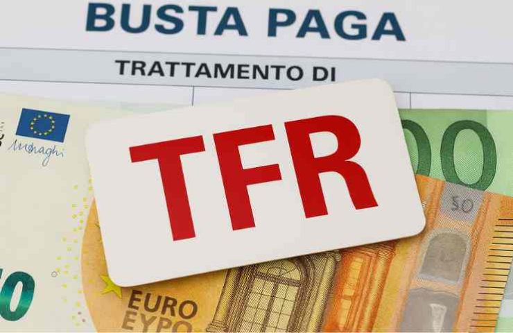 Busta paga con scritta TFR e banconote
