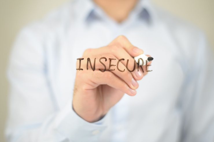 Persona scrive Insicure sullo specchio