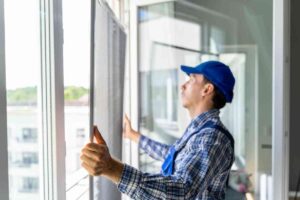 Operaio installa zanzariera