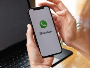 Donna che accede a WhatsApp