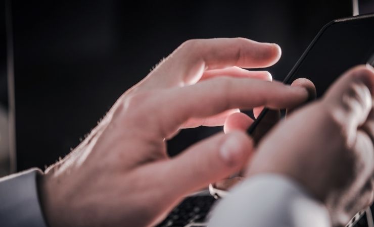 uomo che utilizza smartphone