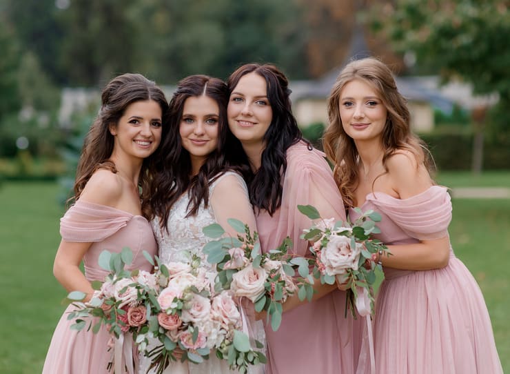 ragazze in vestito elegante attorno alla sposa