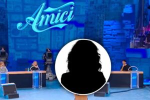 amici studio con logo e sagoma donna