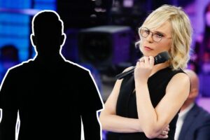 maria de filippi ad amici e sagoma uomo nera