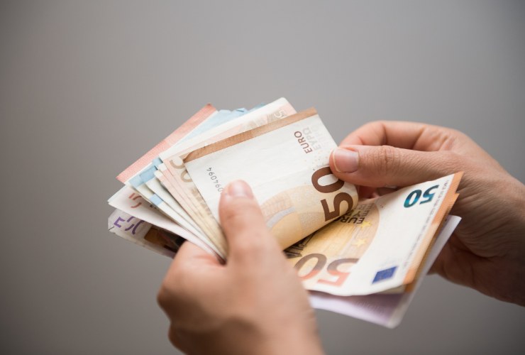 banconote da 50 euro in mano 