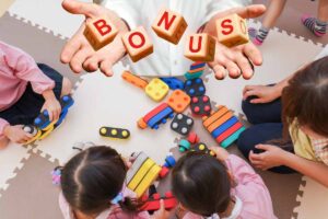 bimbi che giocano all'asilo