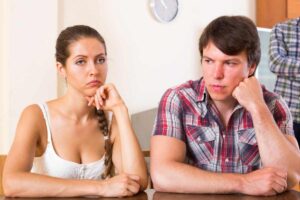 Un uomo e una donna imbronciati
