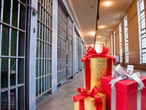 sfondo celle carcere e regali impacchettati