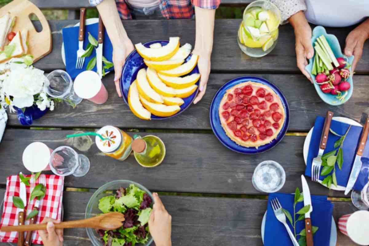 Questo tipico cibo estivo è ideale contro il caldo e fa anche bene: ecco cosa non deve mai mancare a tavola